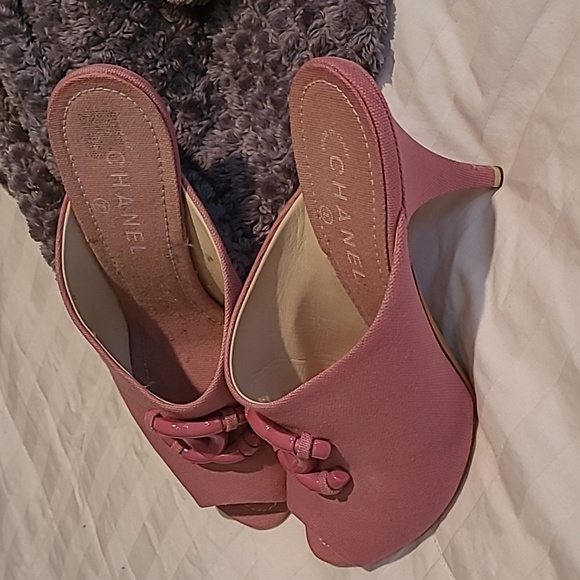 Lovingly used pink vintage Chanel slides size 41 - Picture 3 of 3